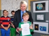 Astronaut Dr. Ulf Merbold ehrte Preisträger des Wettbewerbs im Ulf-Merbold-Gymnasium