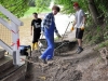 Aufräumen nach Hochwasser in der Siebenten Stunde und Reinigen der Luftbrücke durch Greizer Schüler