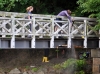 Aufräumen nach Hochwasser in der Siebenten Stunde und Reinigen der Luftbrücke durch Greizer Schüler