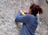 Greizerin Christa Kausch markiert mittels Guerilla-Stricken Weg vom Unteren zum Oberen Schloss