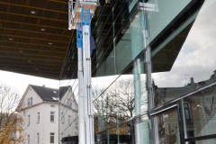 29.10.2013 - Glasfassade der Vogtlandhalle Greiz wird geputzt