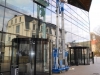 Glasfassade der Vogtlandhalle Greiz wird geputzt
