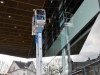 Glasfassade der Vogtlandhalle Greiz wird geputzt