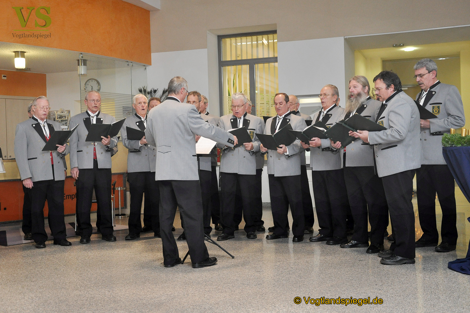 Männergesangsverein Raasdorf erfreute am Mittwochabend Patienten und Gäste im Foyer des Greizer Krankenhauses