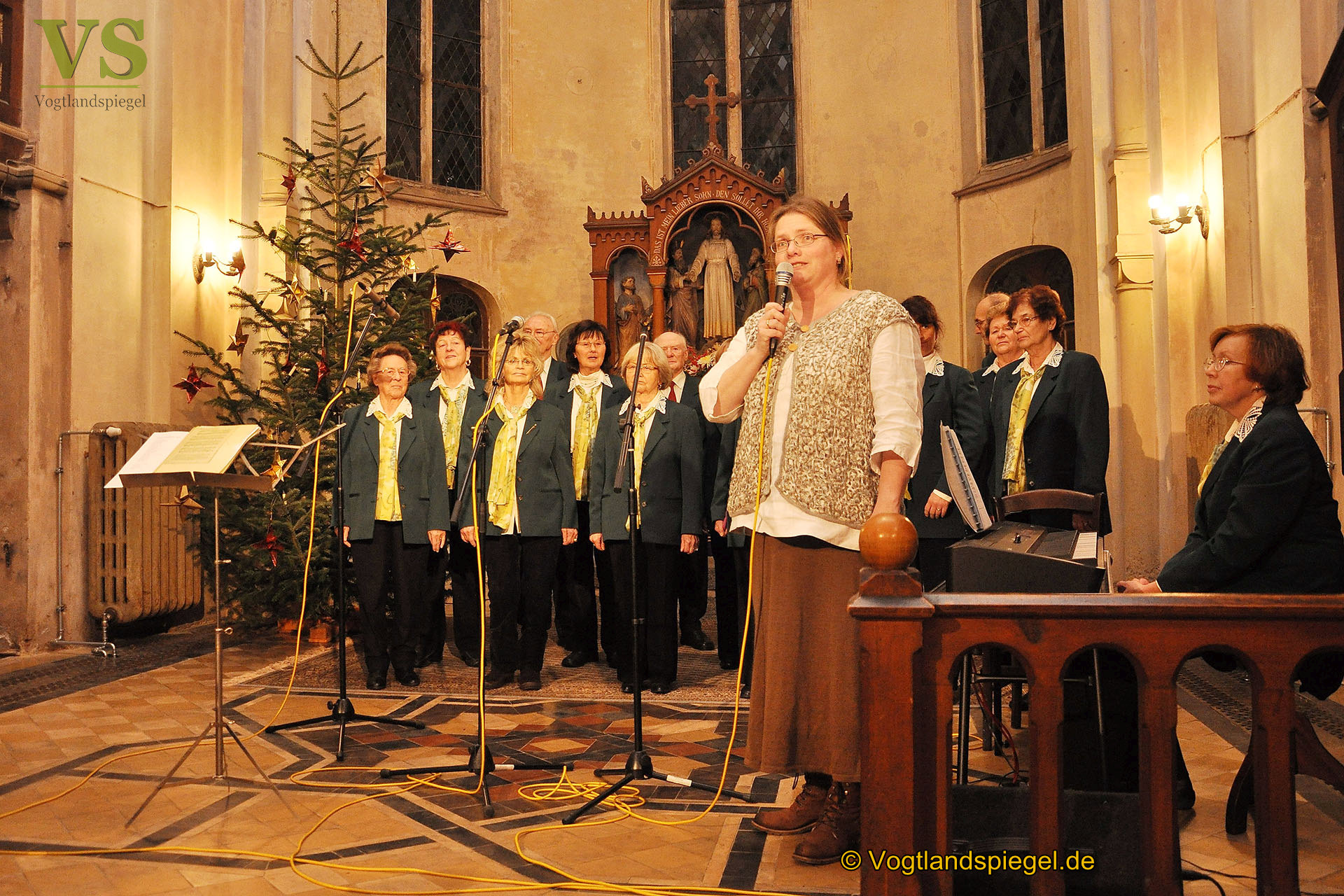 Greizer Volkskunstensemble stimmt in Pohlitzer Kirche musikalisch auf die nahende Weihnacht ein