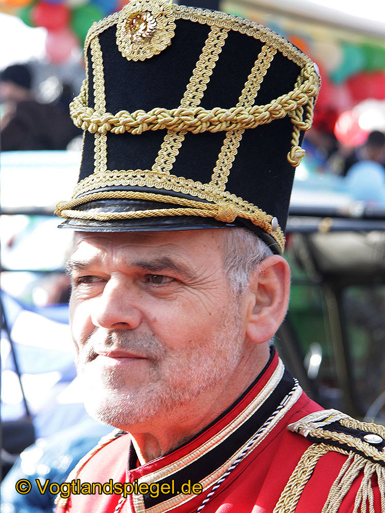 Achtzehn Vereine präsentieren sich beim 16. Rosenmontagsumzug durch Greiz