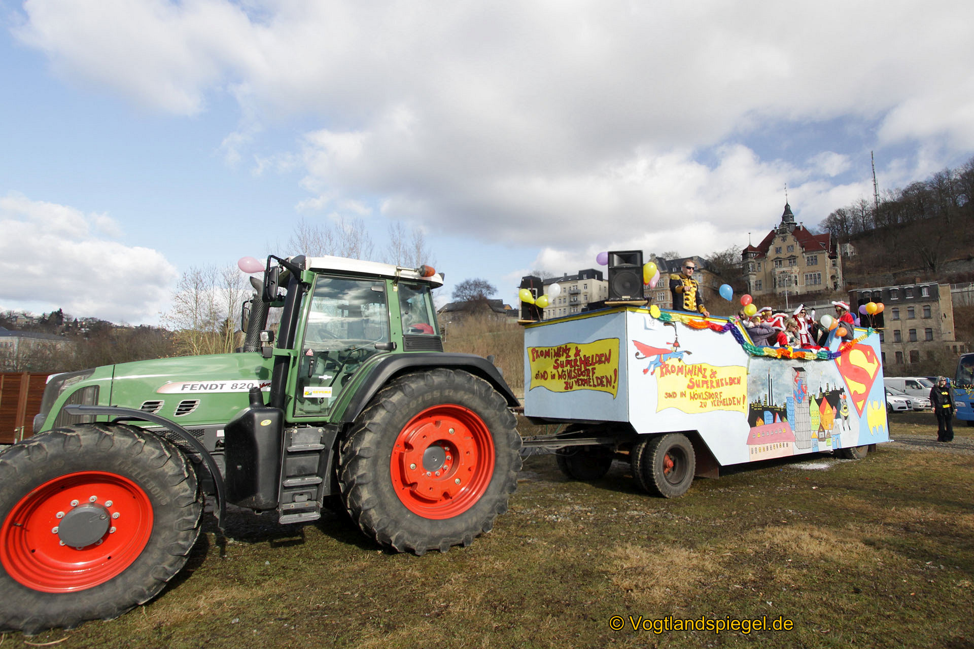 Achtzehn Vereine präsentieren sich beim 16. Rosenmontagsumzug durch Greiz