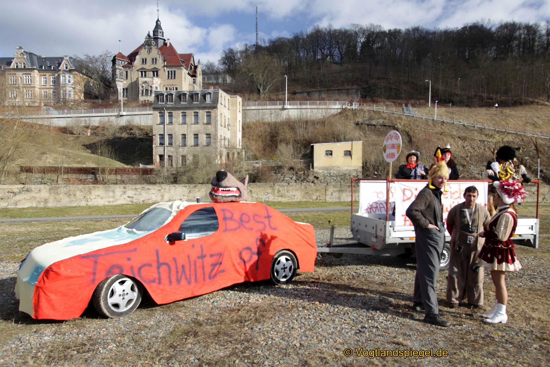 Achtzehn Vereine präsentieren sich beim 16. Rosenmontagsumzug durch Greiz