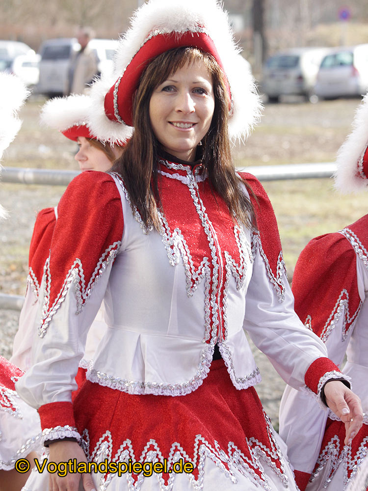Achtzehn Vereine präsentieren sich beim 16. Rosenmontagsumzug durch Greiz