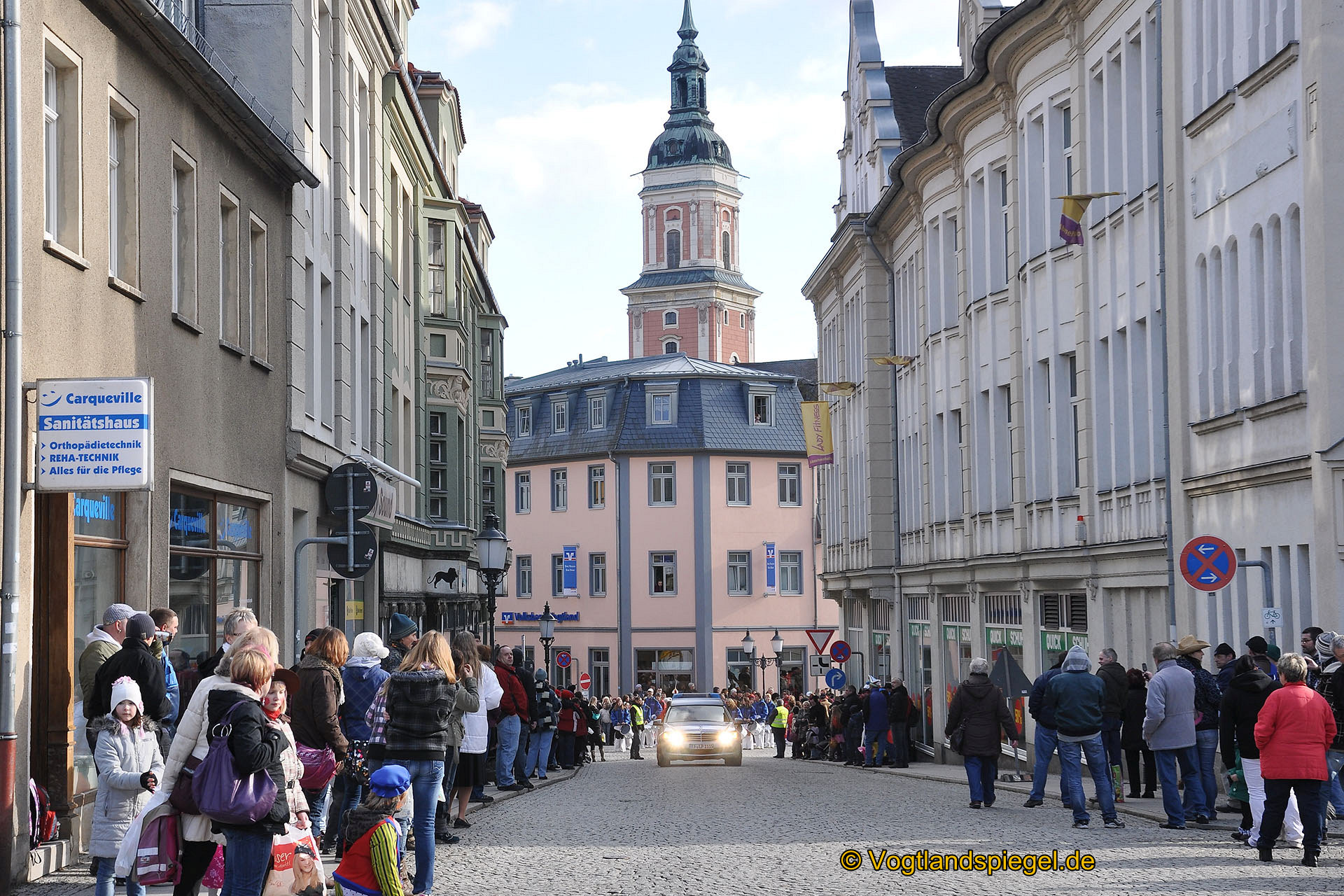 Achtzehn Vereine präsentieren sich beim 16. Rosenmontagsumzug durch Greiz