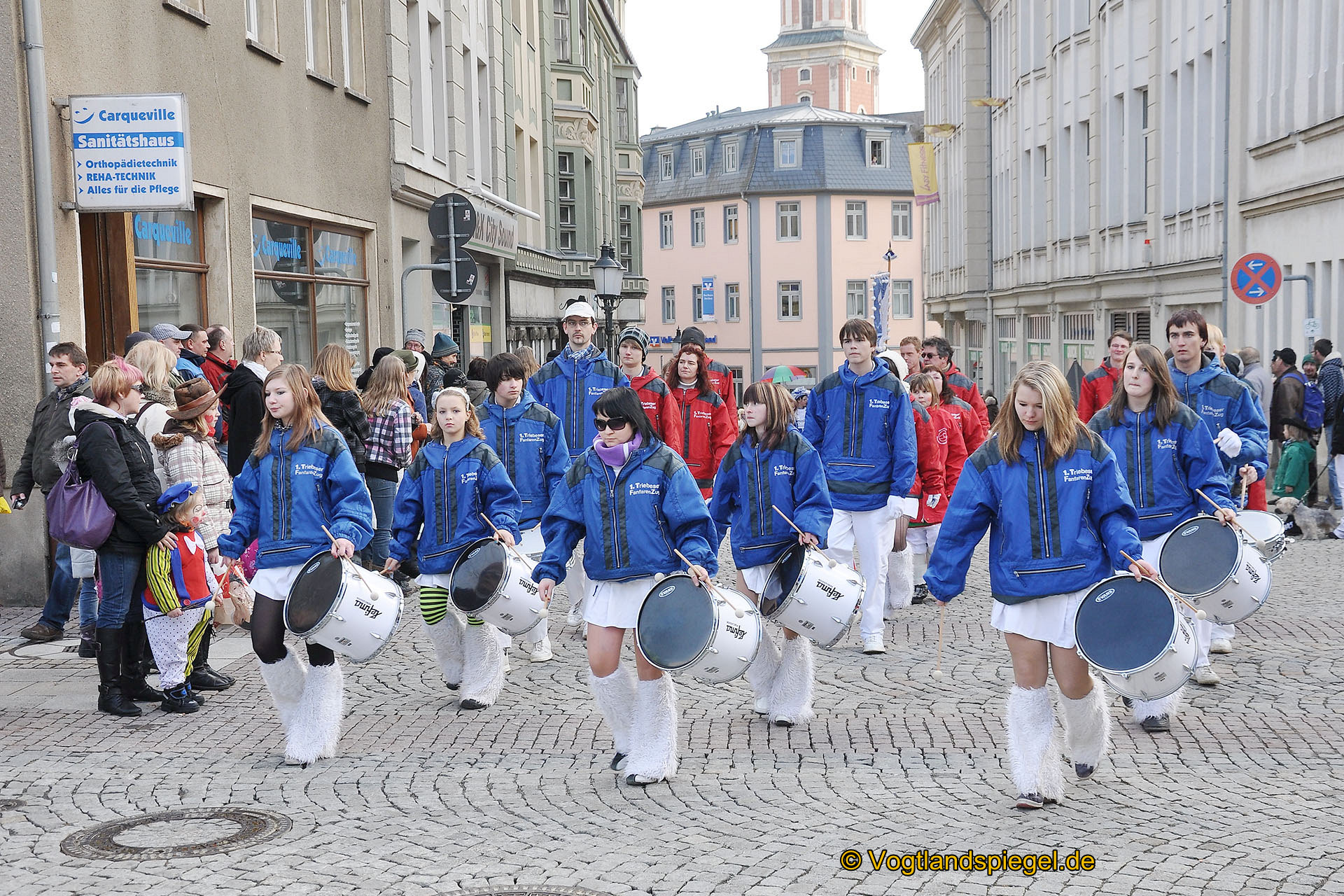 Achtzehn Vereine präsentieren sich beim 16. Rosenmontagsumzug durch Greiz