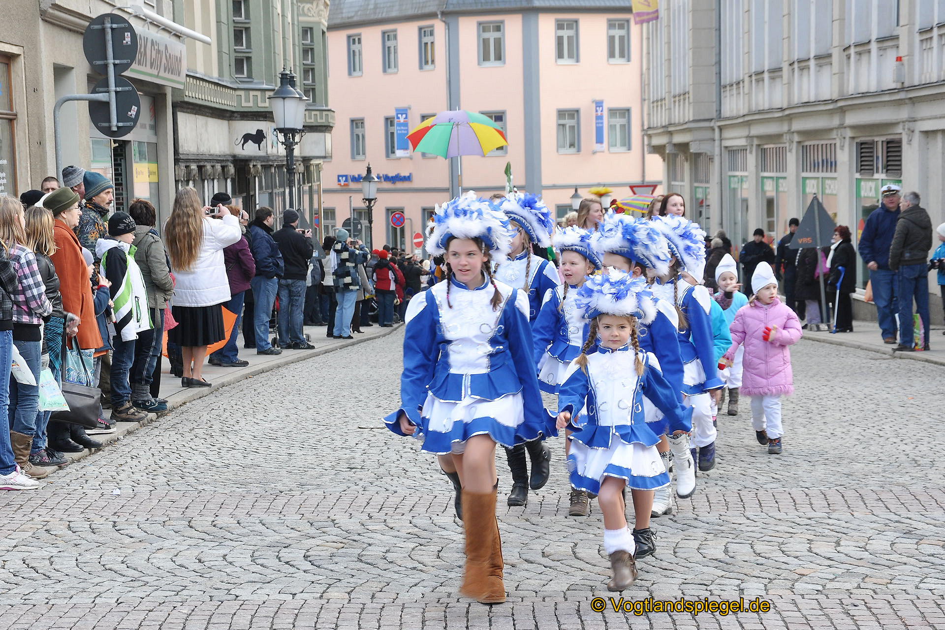 Achtzehn Vereine präsentieren sich beim 16. Rosenmontagsumzug durch Greiz