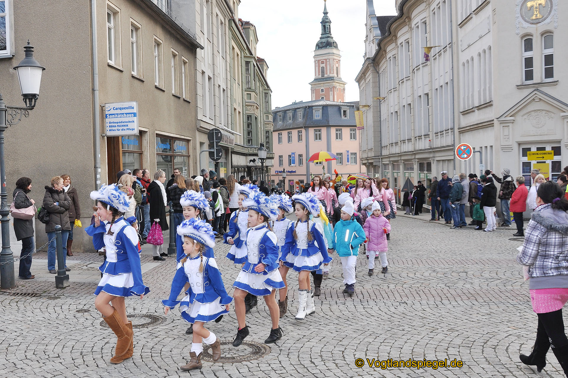 Achtzehn Vereine präsentieren sich beim 16. Rosenmontagsumzug durch Greiz
