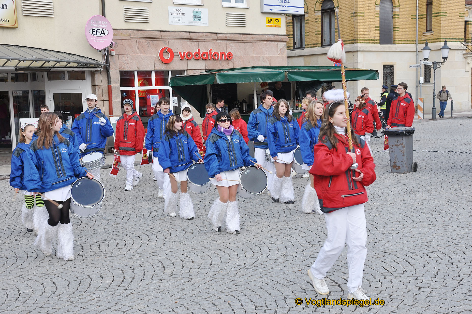 Achtzehn Vereine präsentieren sich beim 16. Rosenmontagsumzug durch Greiz