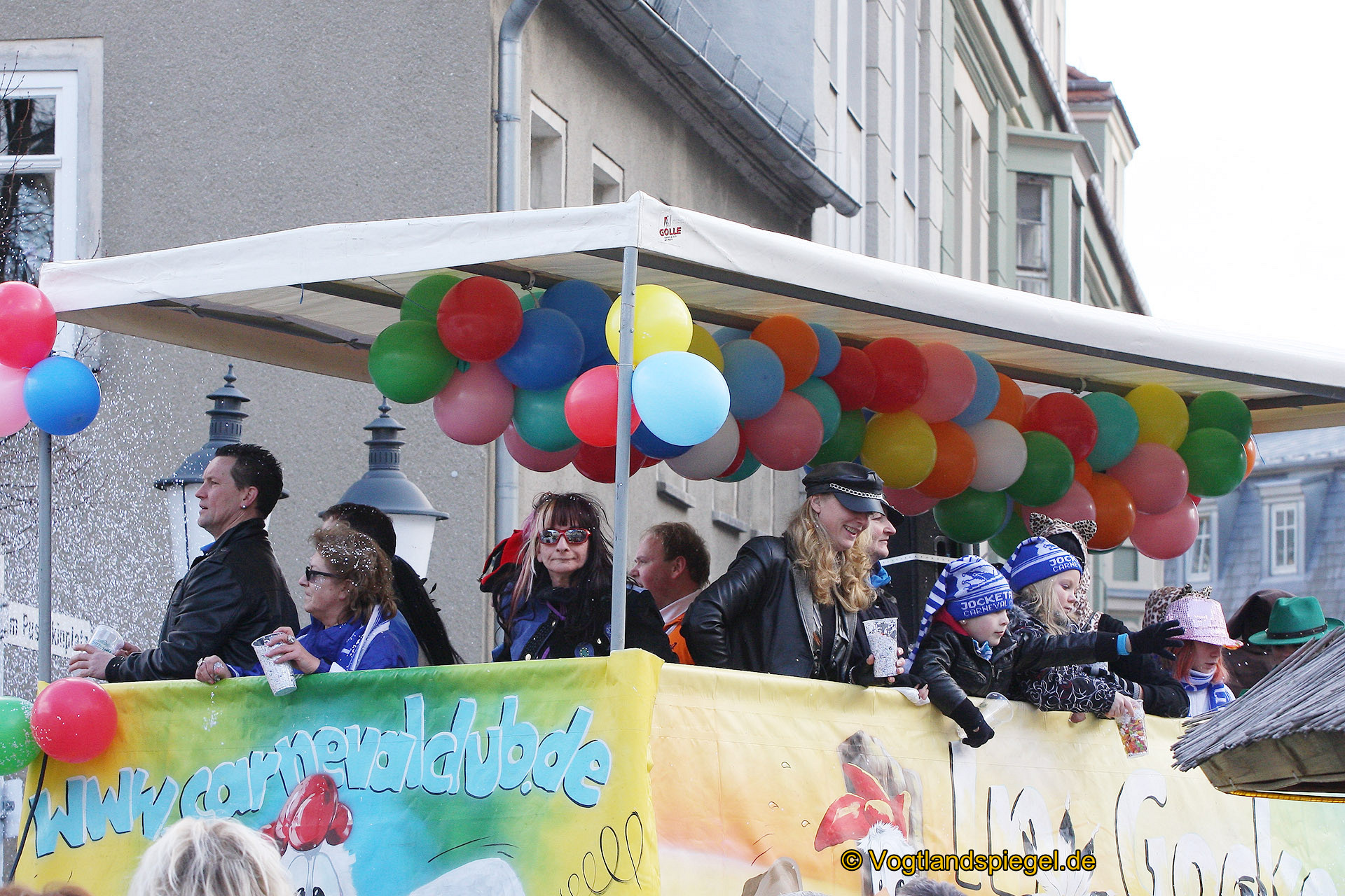 Achtzehn Vereine präsentieren sich beim 16. Rosenmontagsumzug durch Greiz
