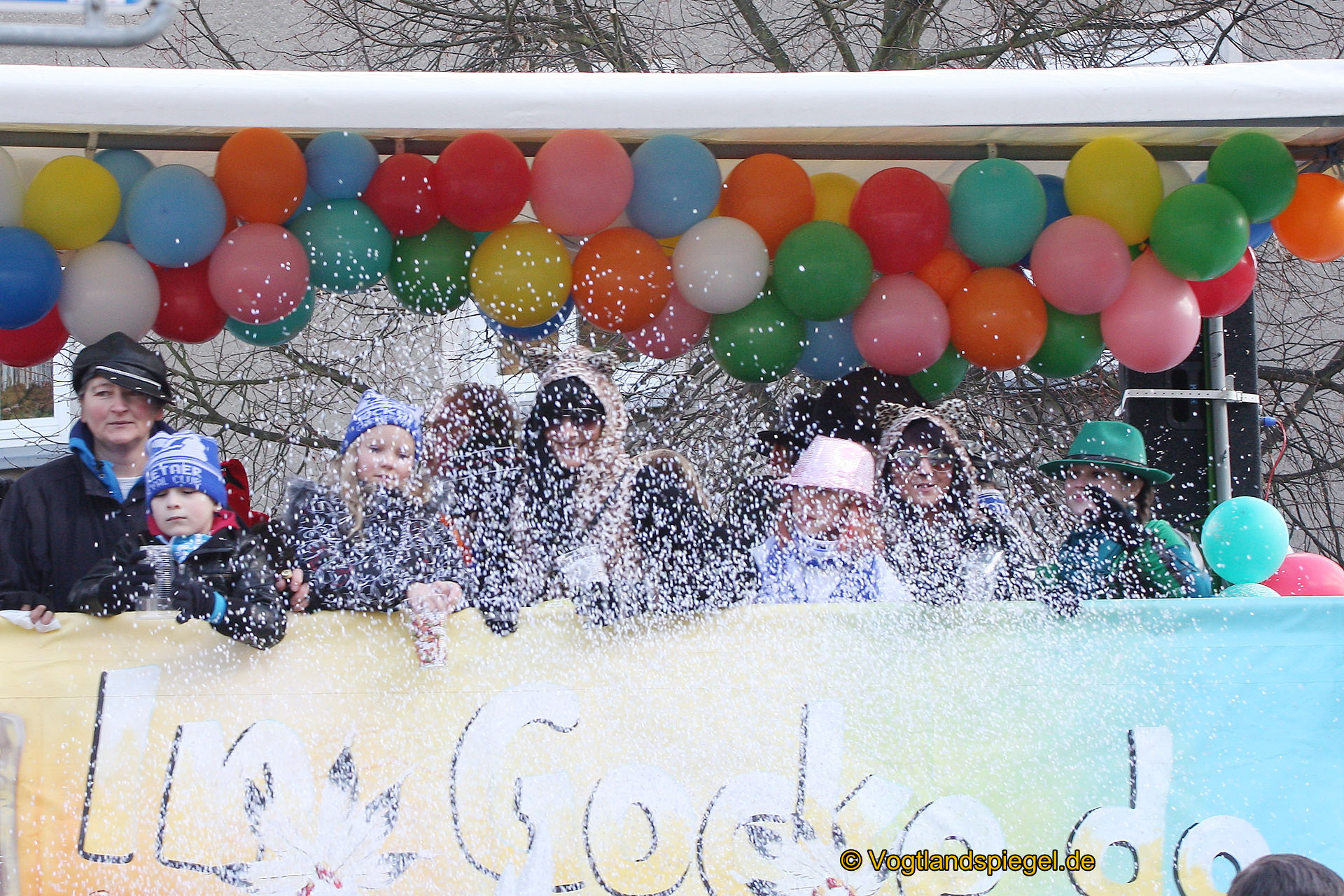 Achtzehn Vereine präsentieren sich beim 16. Rosenmontagsumzug durch Greiz