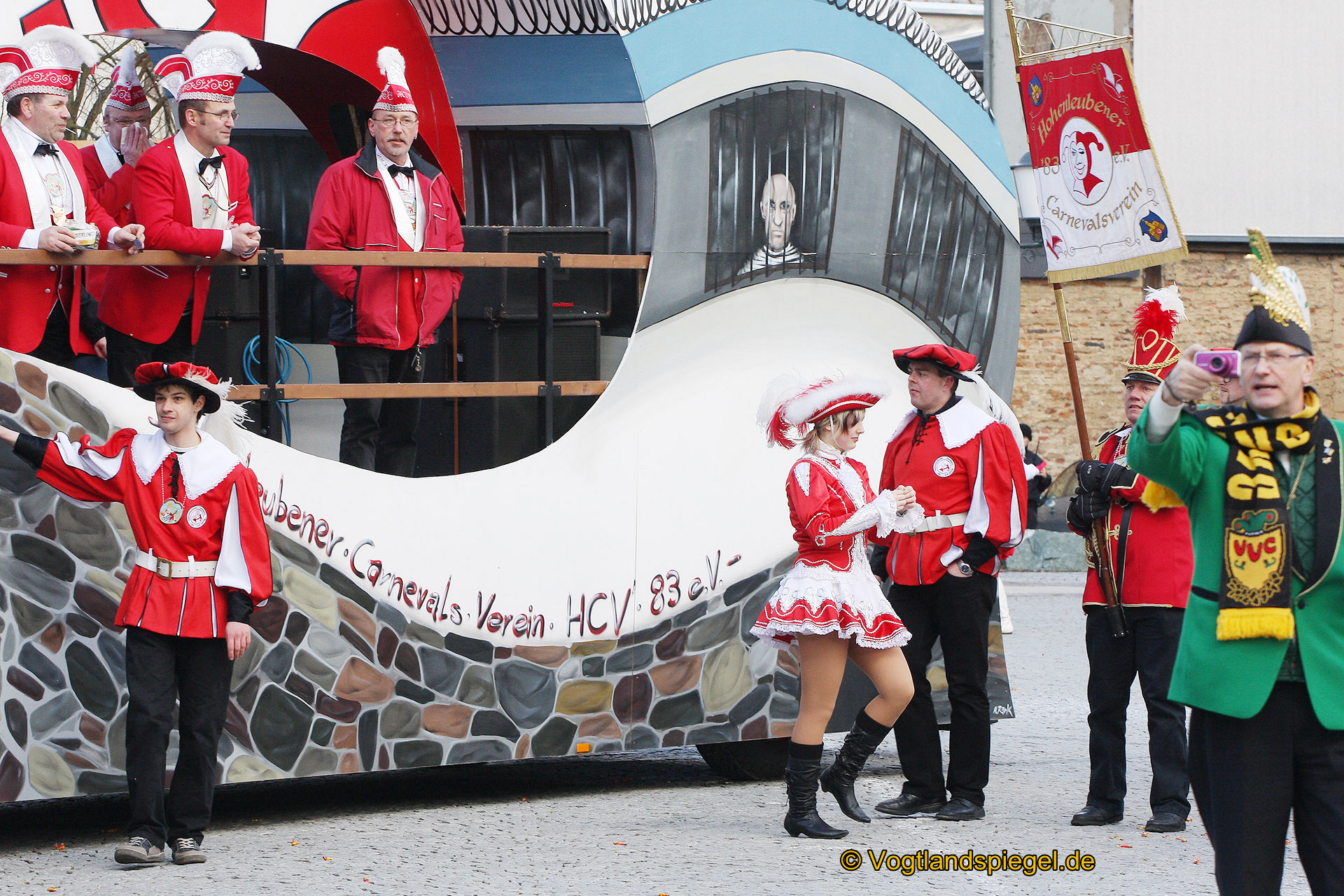 Achtzehn Vereine präsentieren sich beim 16. Rosenmontagsumzug durch Greiz