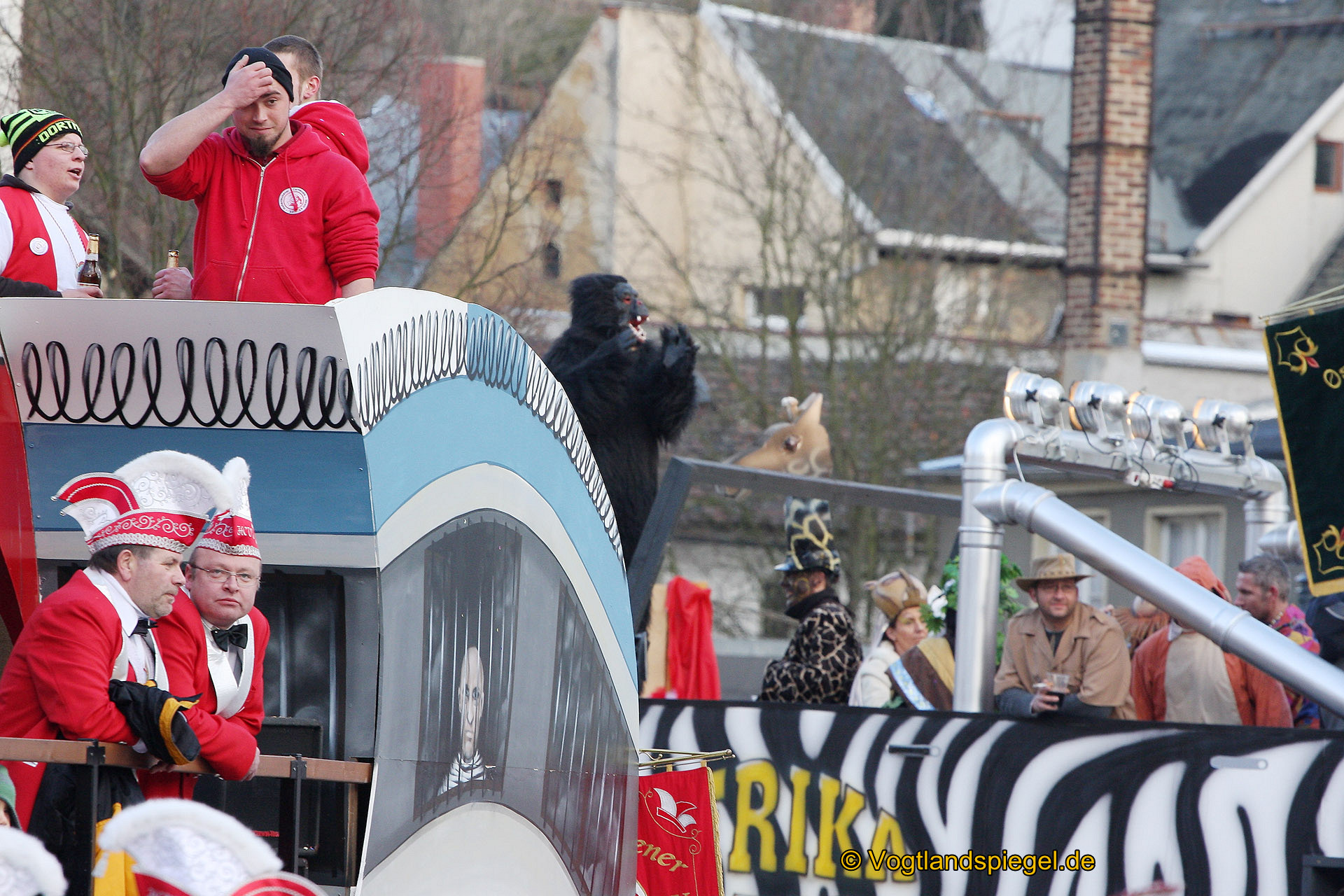 Achtzehn Vereine präsentieren sich beim 16. Rosenmontagsumzug durch Greiz
