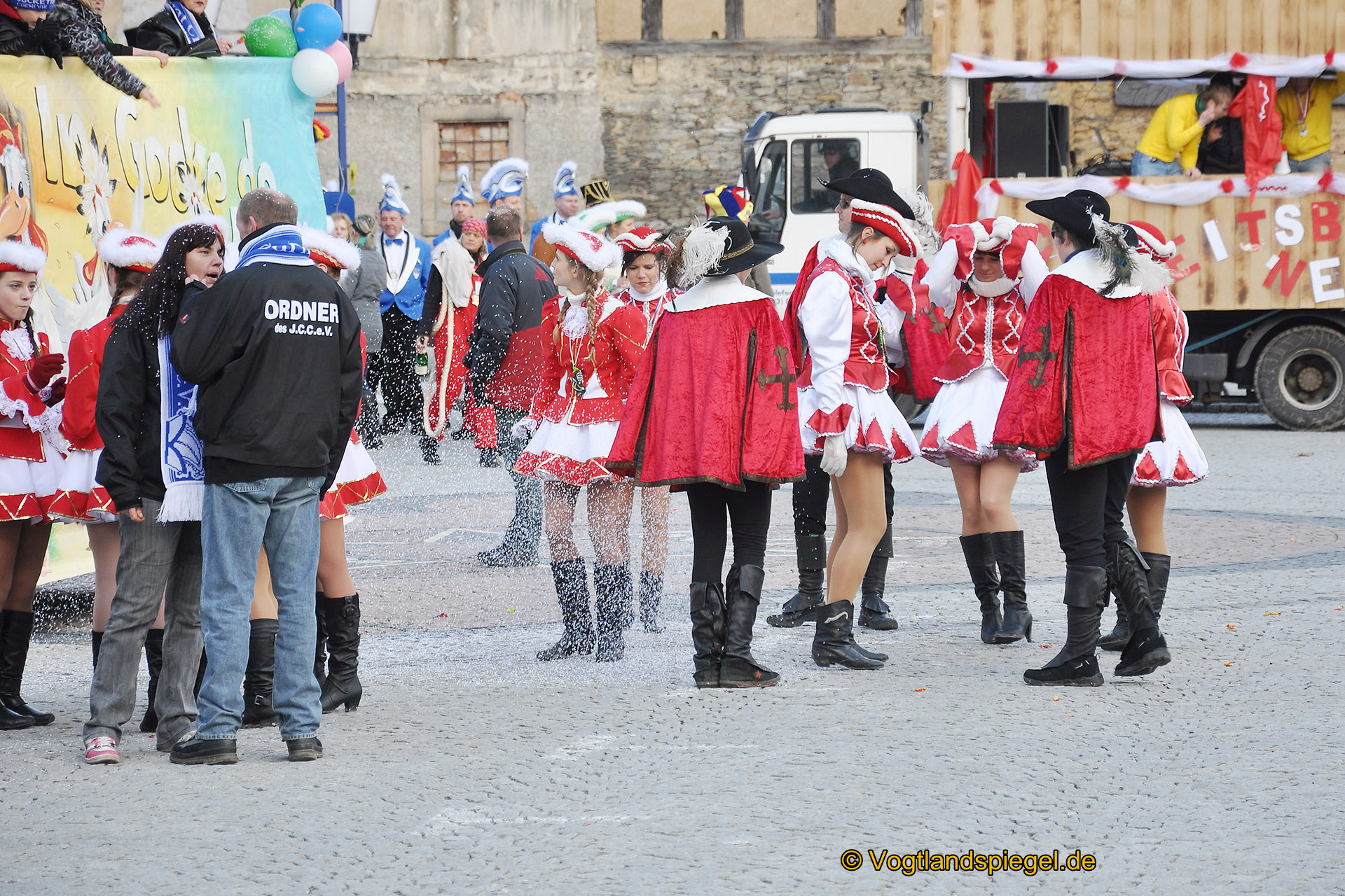 Achtzehn Vereine präsentieren sich beim 16. Rosenmontagsumzug durch Greiz