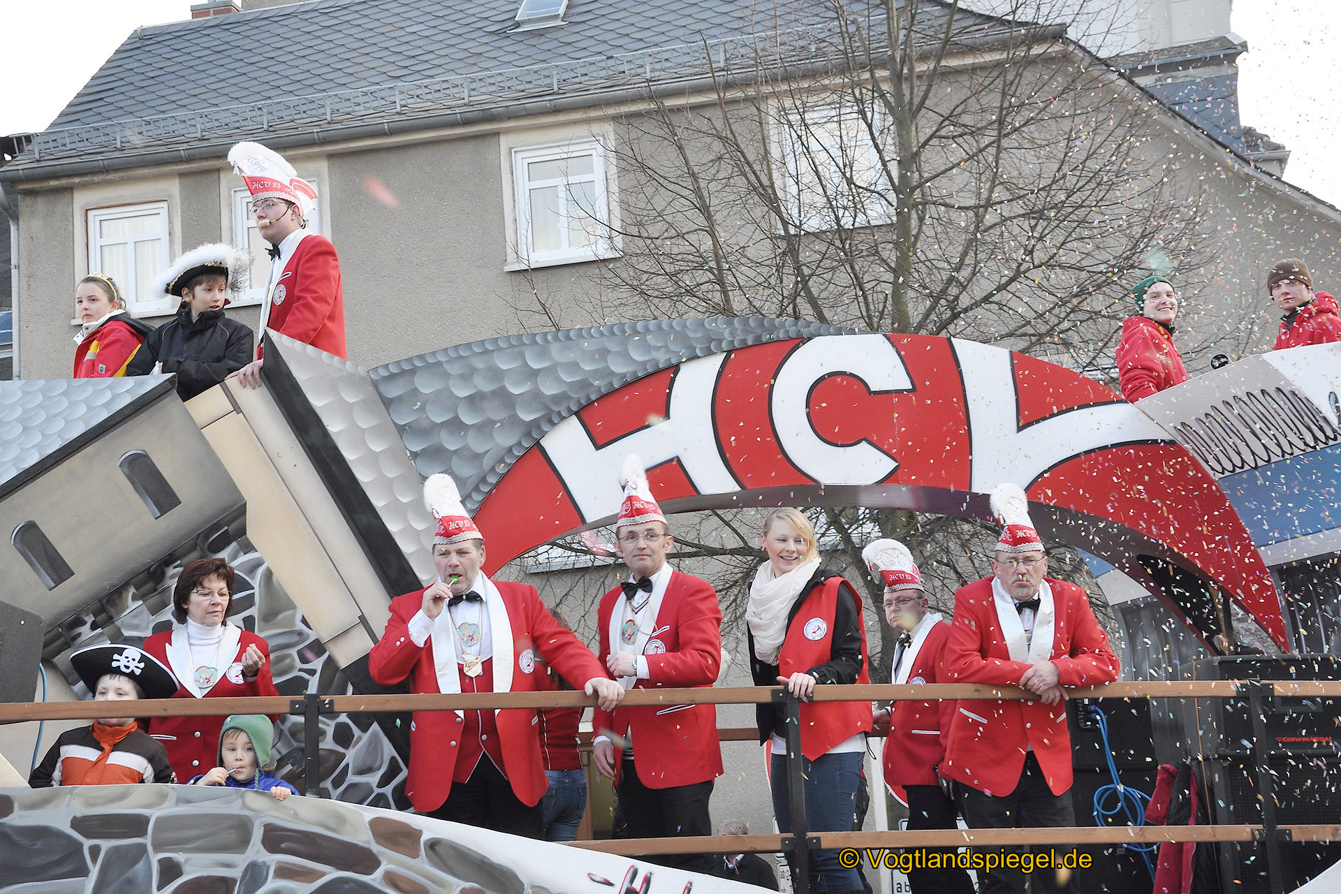 Achtzehn Vereine präsentieren sich beim 16. Rosenmontagsumzug durch Greiz
