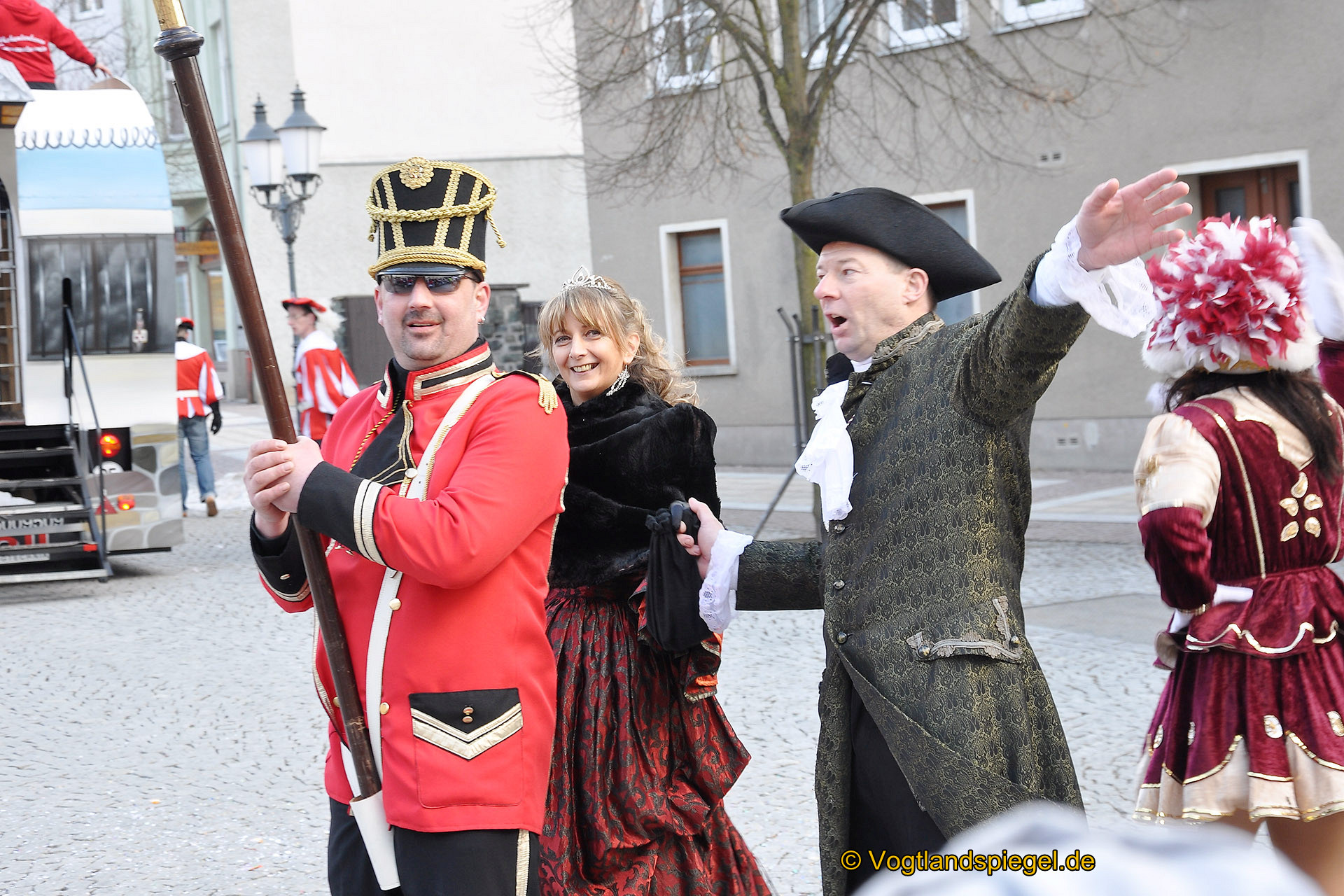 Achtzehn Vereine präsentieren sich beim 16. Rosenmontagsumzug durch Greiz