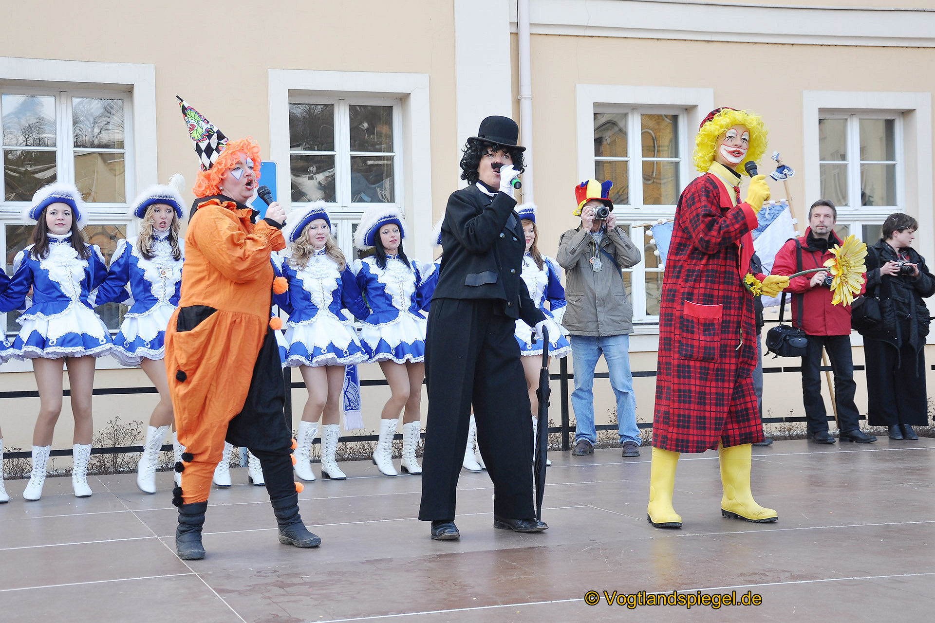 Achtzehn Vereine präsentieren sich beim 16. Rosenmontagsumzug durch Greiz