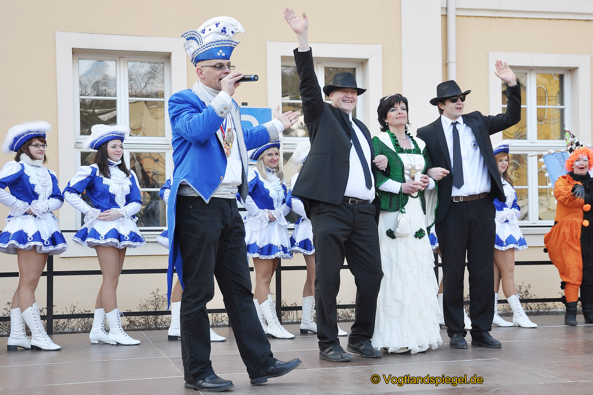 Achtzehn Vereine präsentieren sich beim 16. Rosenmontagsumzug durch Greiz