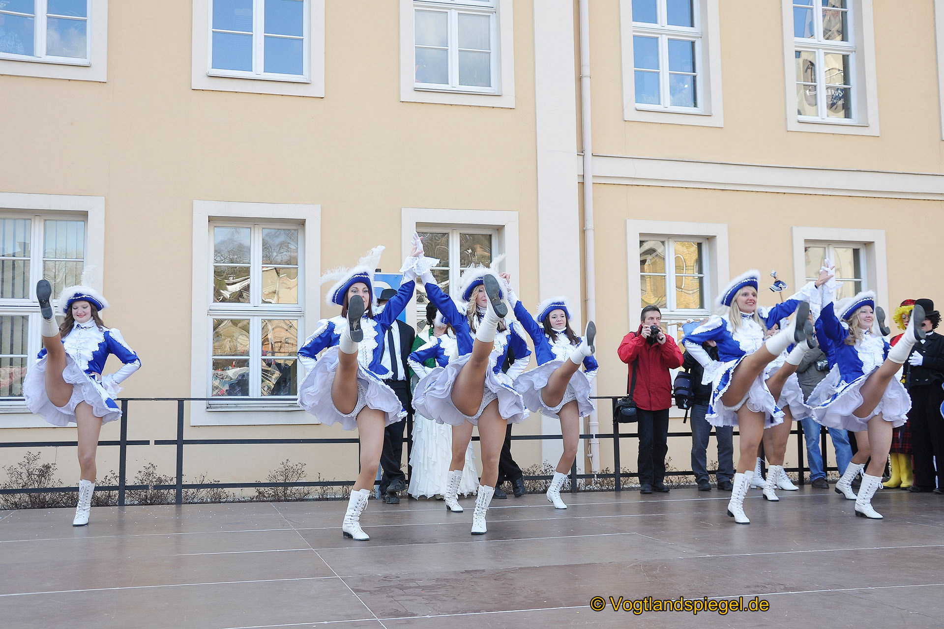 Achtzehn Vereine präsentieren sich beim 16. Rosenmontagsumzug durch Greiz