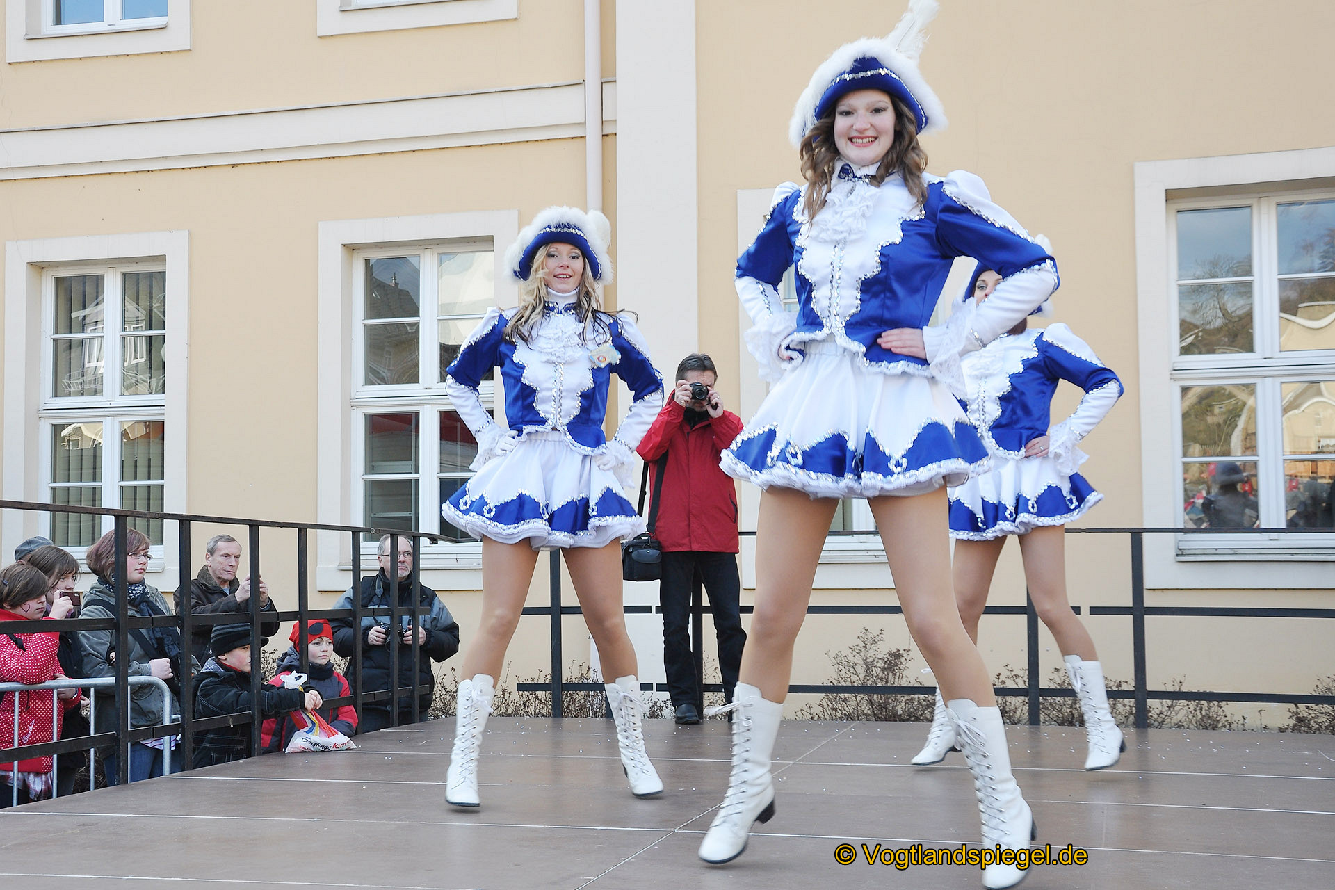 Achtzehn Vereine präsentieren sich beim 16. Rosenmontagsumzug durch Greiz