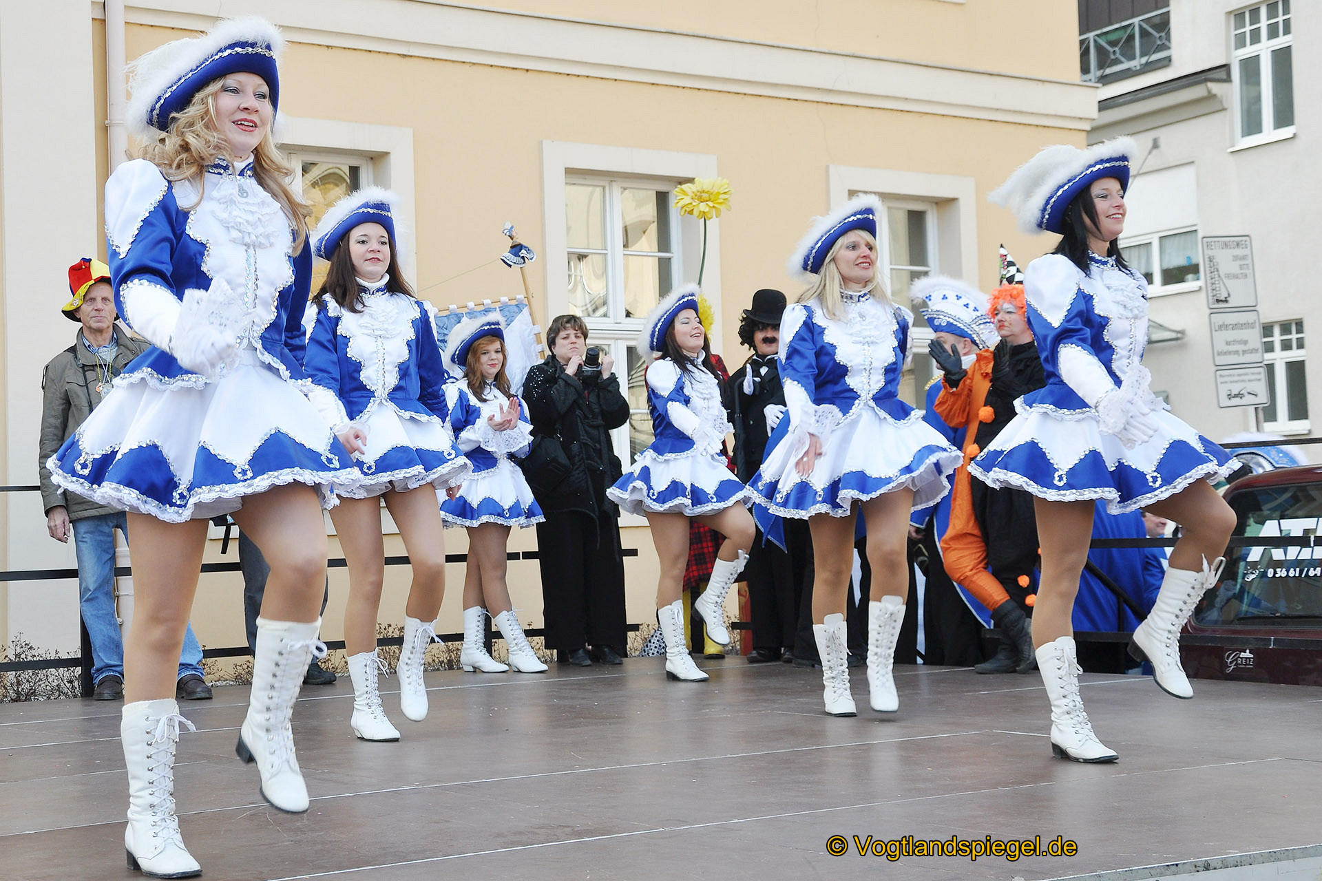 Achtzehn Vereine präsentieren sich beim 16. Rosenmontagsumzug durch Greiz