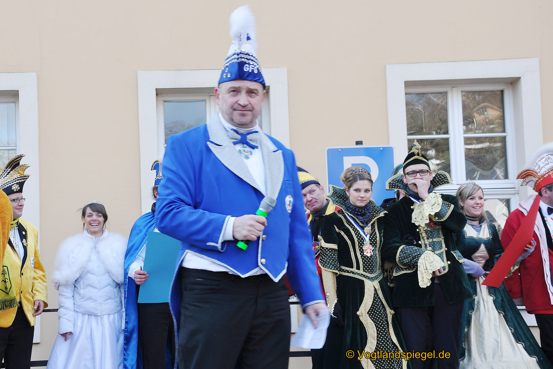 Achtzehn Vereine präsentieren sich beim 16. Rosenmontagsumzug durch Greiz