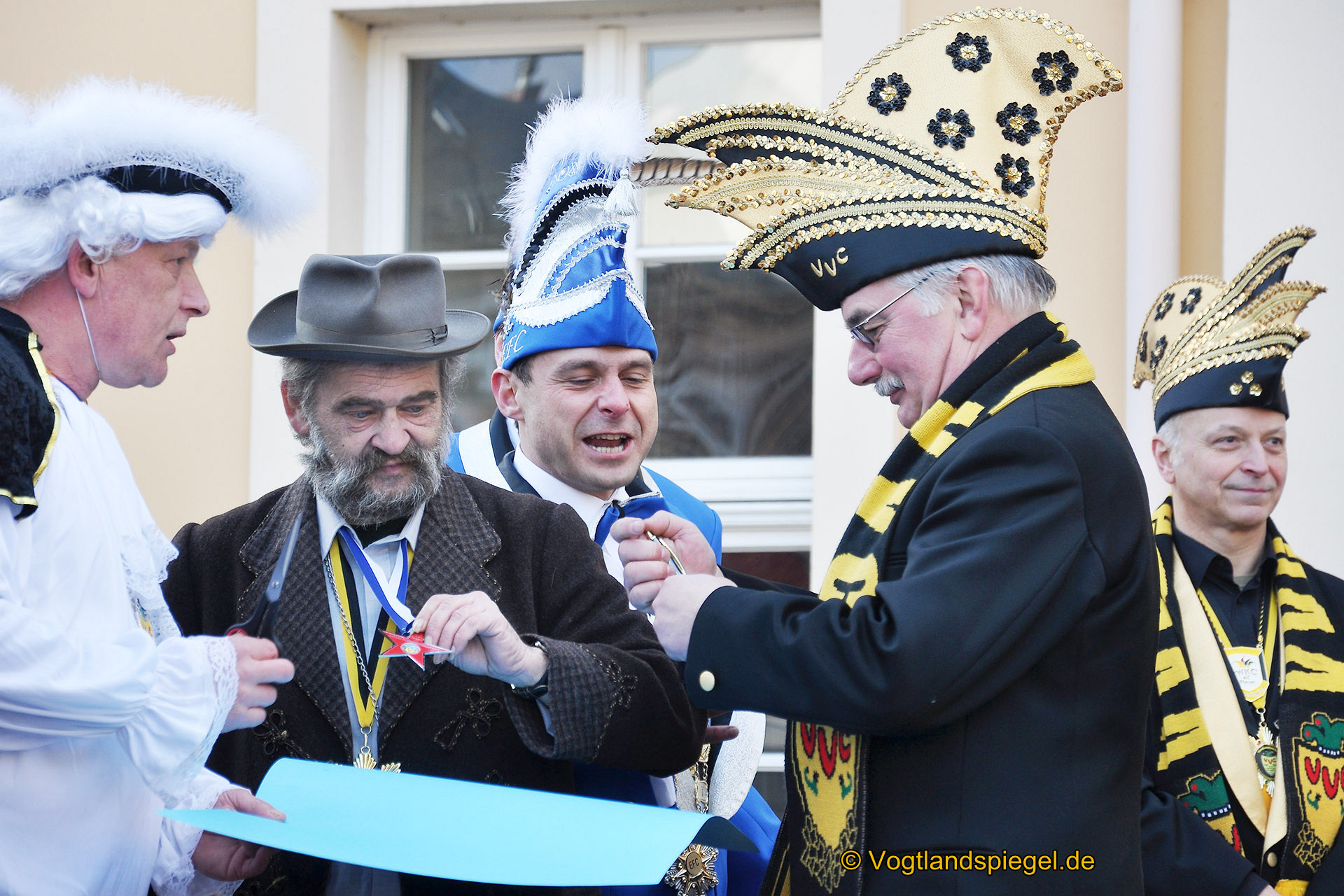 Achtzehn Vereine präsentieren sich beim 16. Rosenmontagsumzug durch Greiz