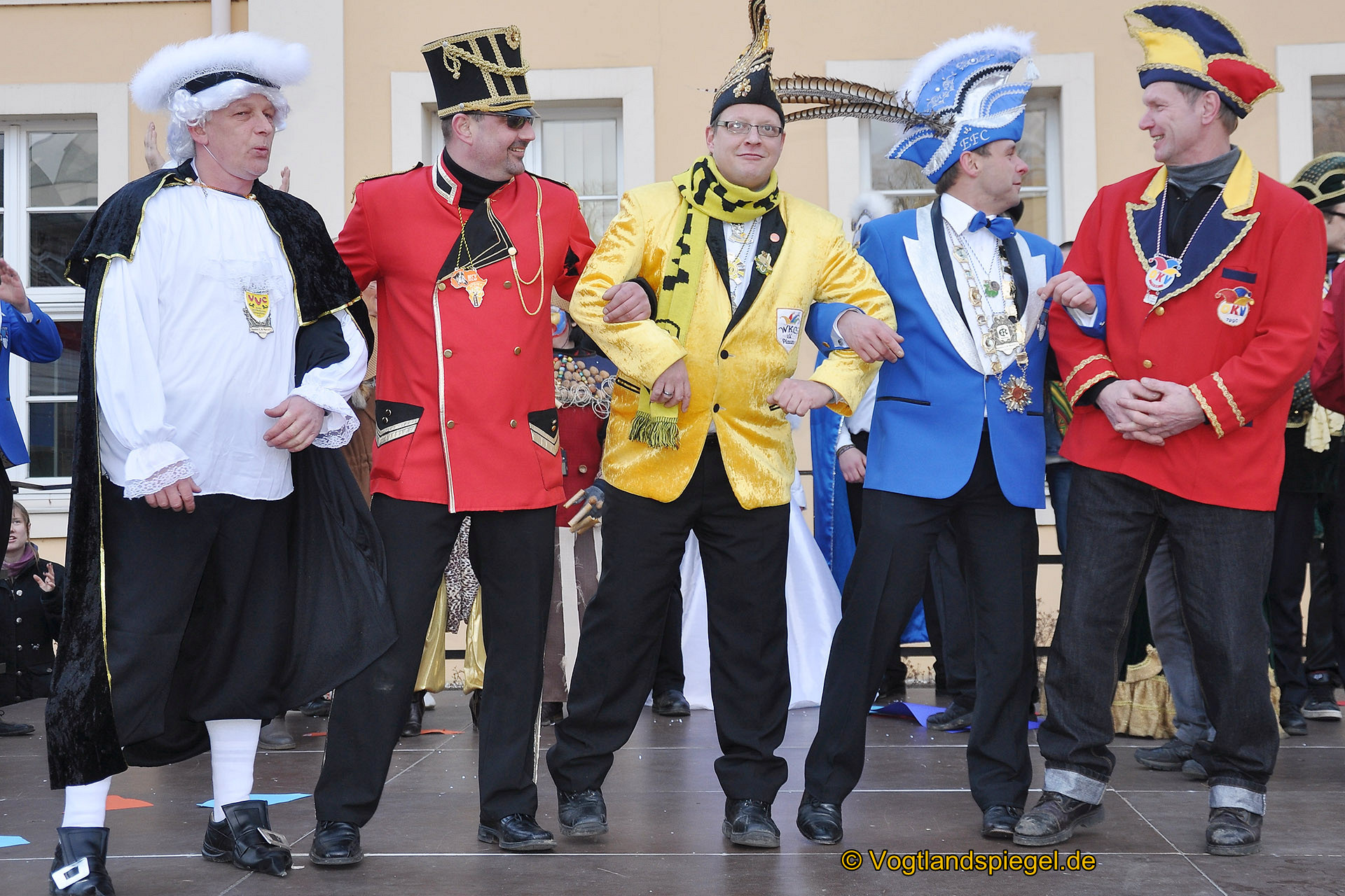 Achtzehn Vereine präsentieren sich beim 16. Rosenmontagsumzug durch Greiz