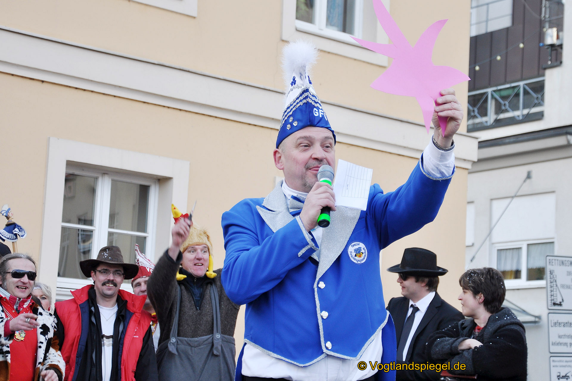 Achtzehn Vereine präsentieren sich beim 16. Rosenmontagsumzug durch Greiz