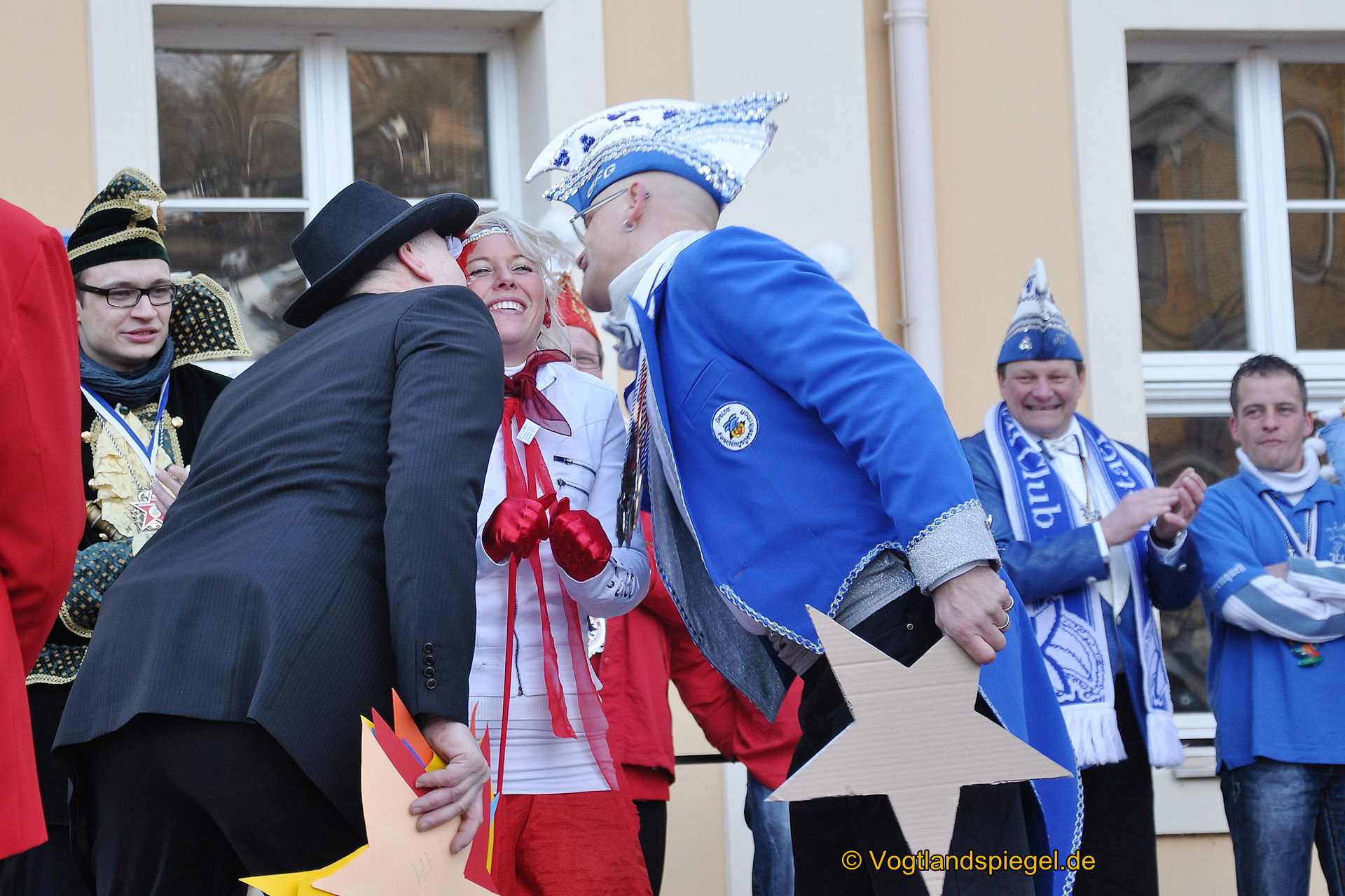 Achtzehn Vereine präsentieren sich beim 16. Rosenmontagsumzug durch Greiz