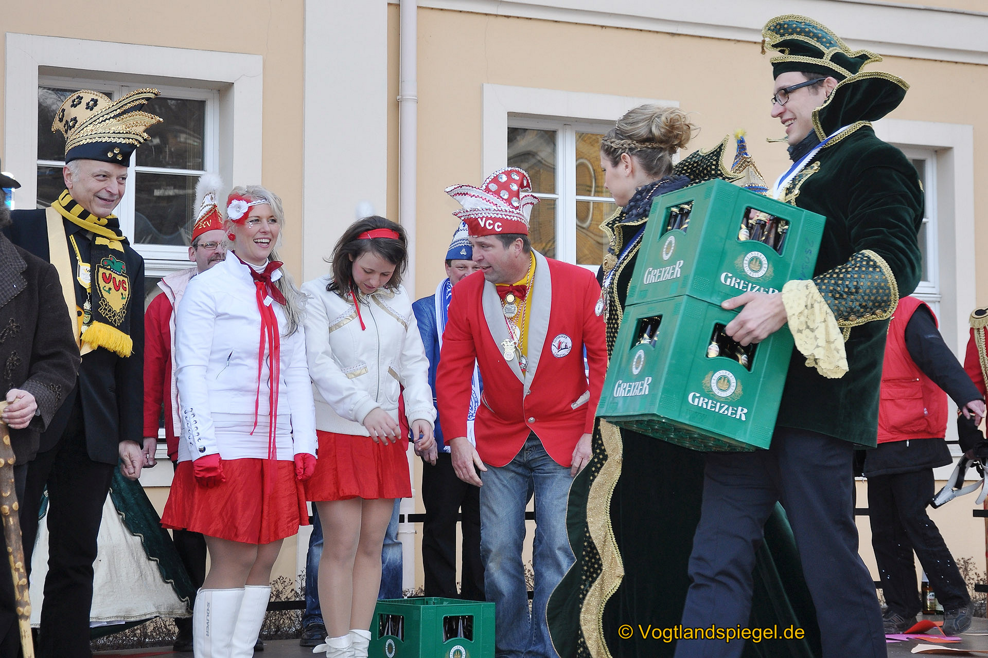 Achtzehn Vereine präsentieren sich beim 16. Rosenmontagsumzug durch Greiz