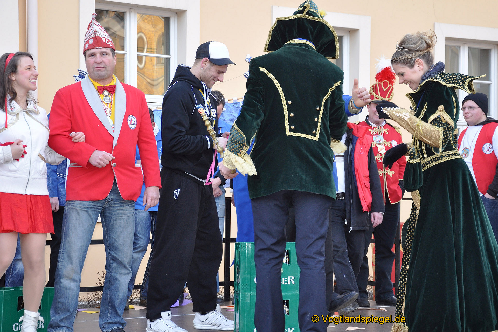 Achtzehn Vereine präsentieren sich beim 16. Rosenmontagsumzug durch Greiz