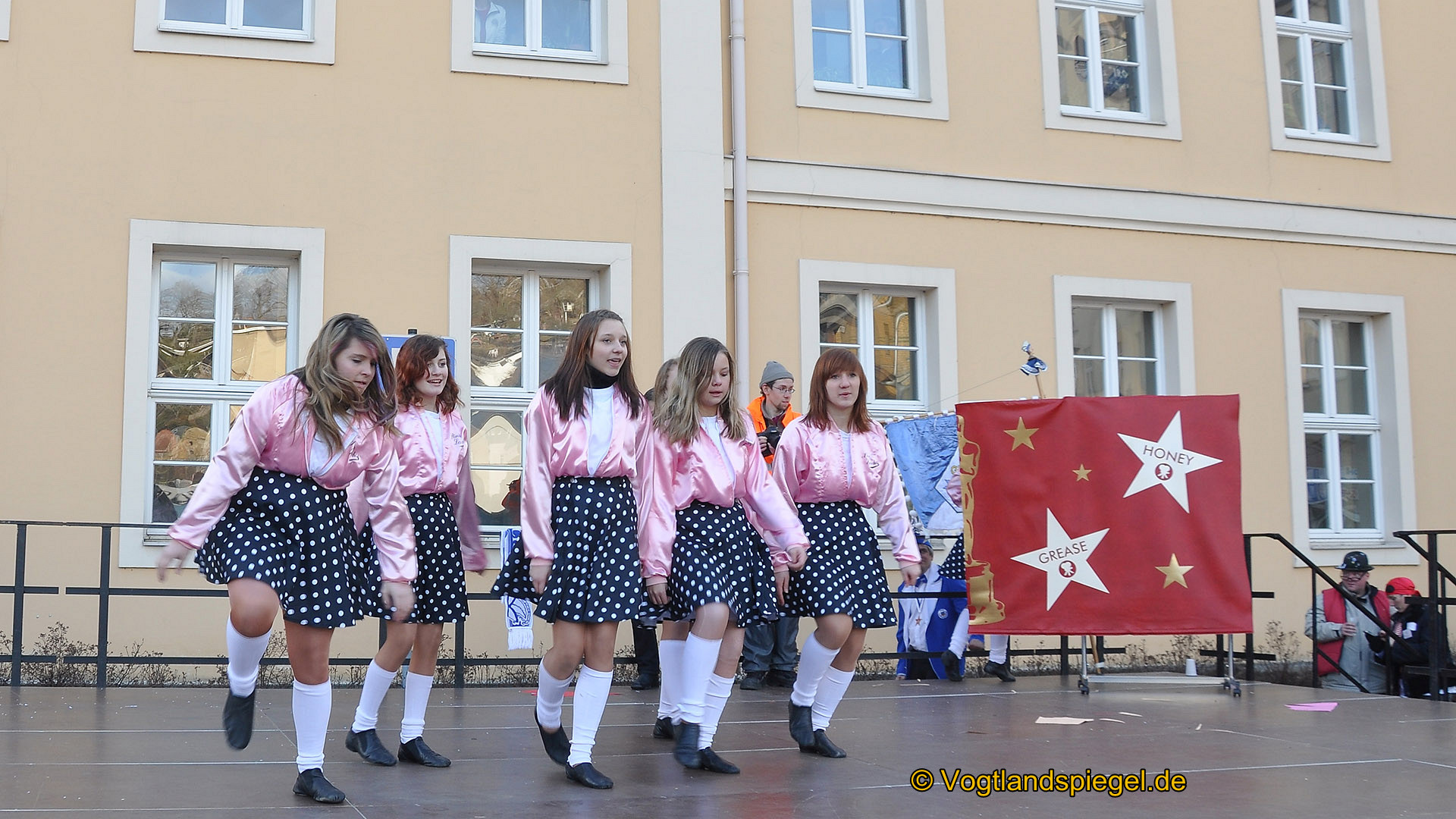 Achtzehn Vereine präsentieren sich beim 16. Rosenmontagsumzug durch Greiz