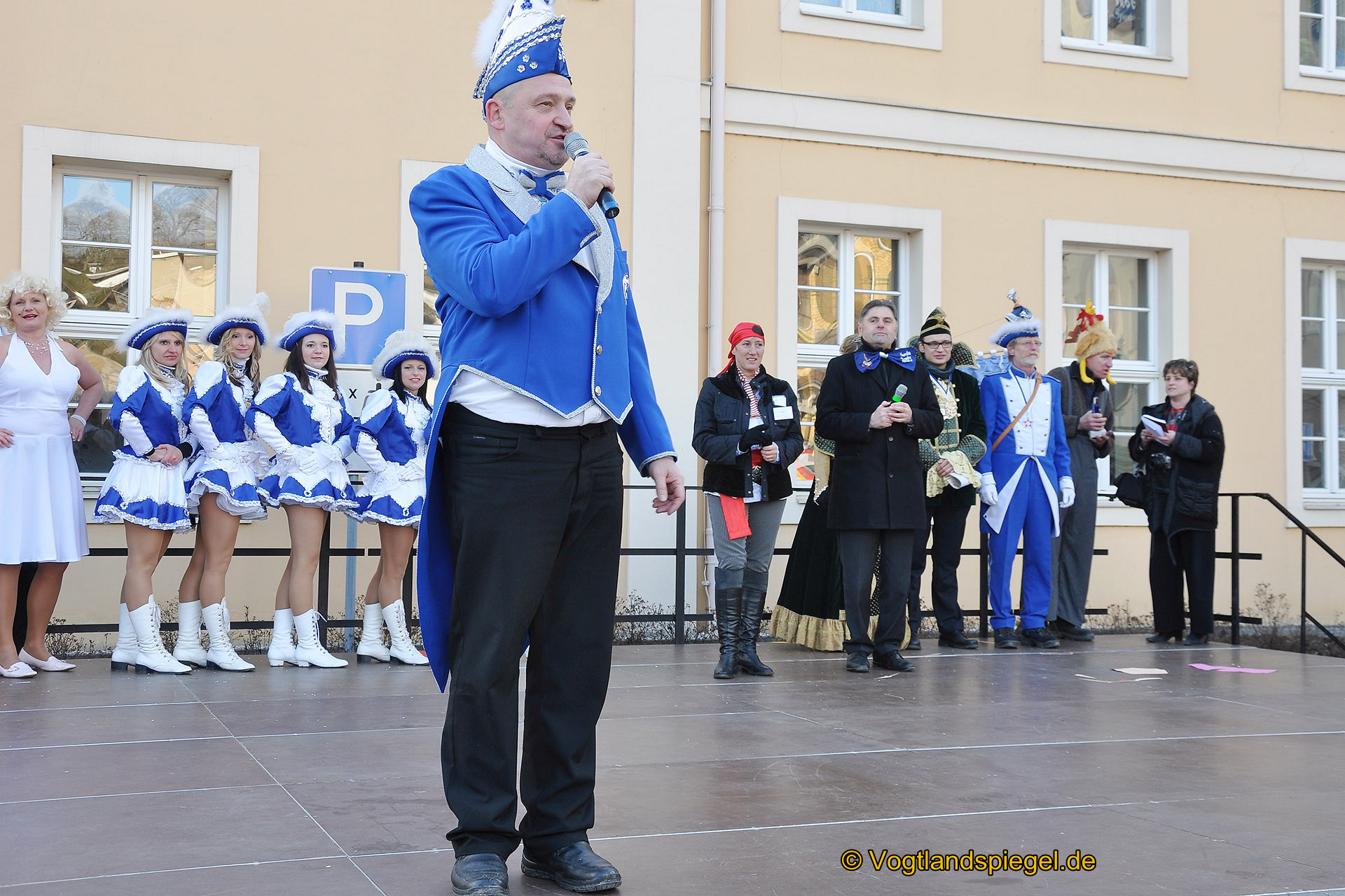 Achtzehn Vereine präsentieren sich beim 16. Rosenmontagsumzug durch Greiz