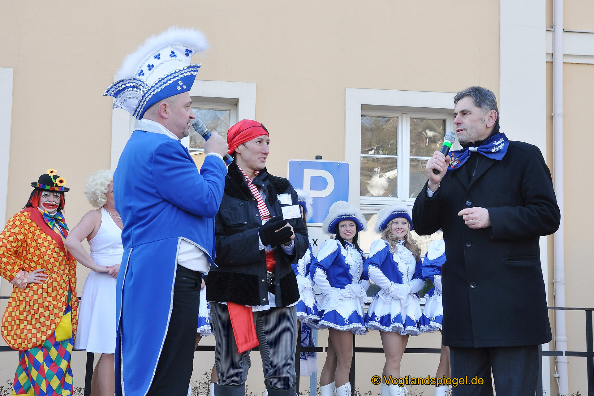 Achtzehn Vereine präsentieren sich beim 16. Rosenmontagsumzug durch Greiz