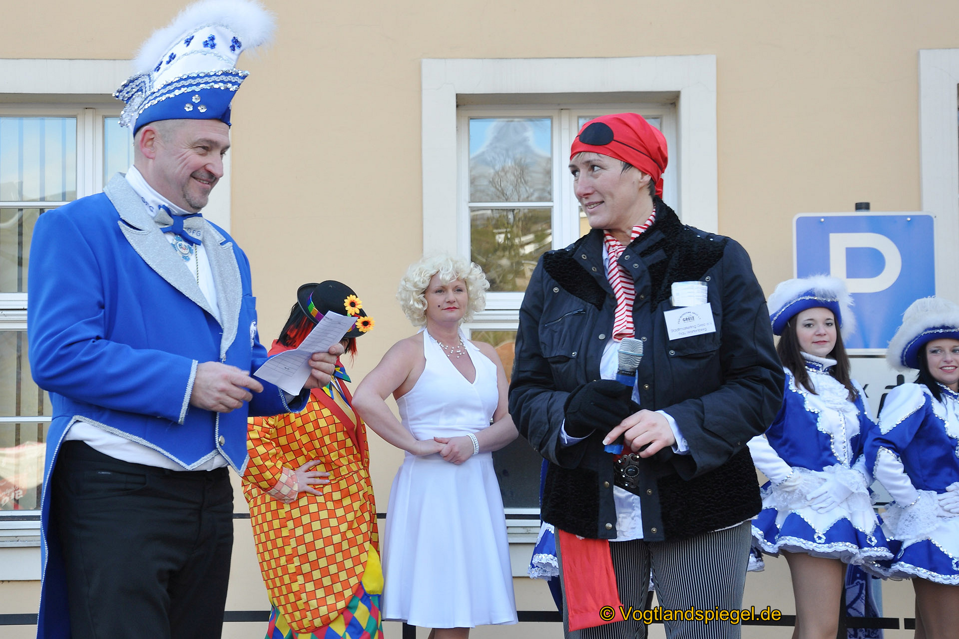 Achtzehn Vereine präsentieren sich beim 16. Rosenmontagsumzug durch Greiz