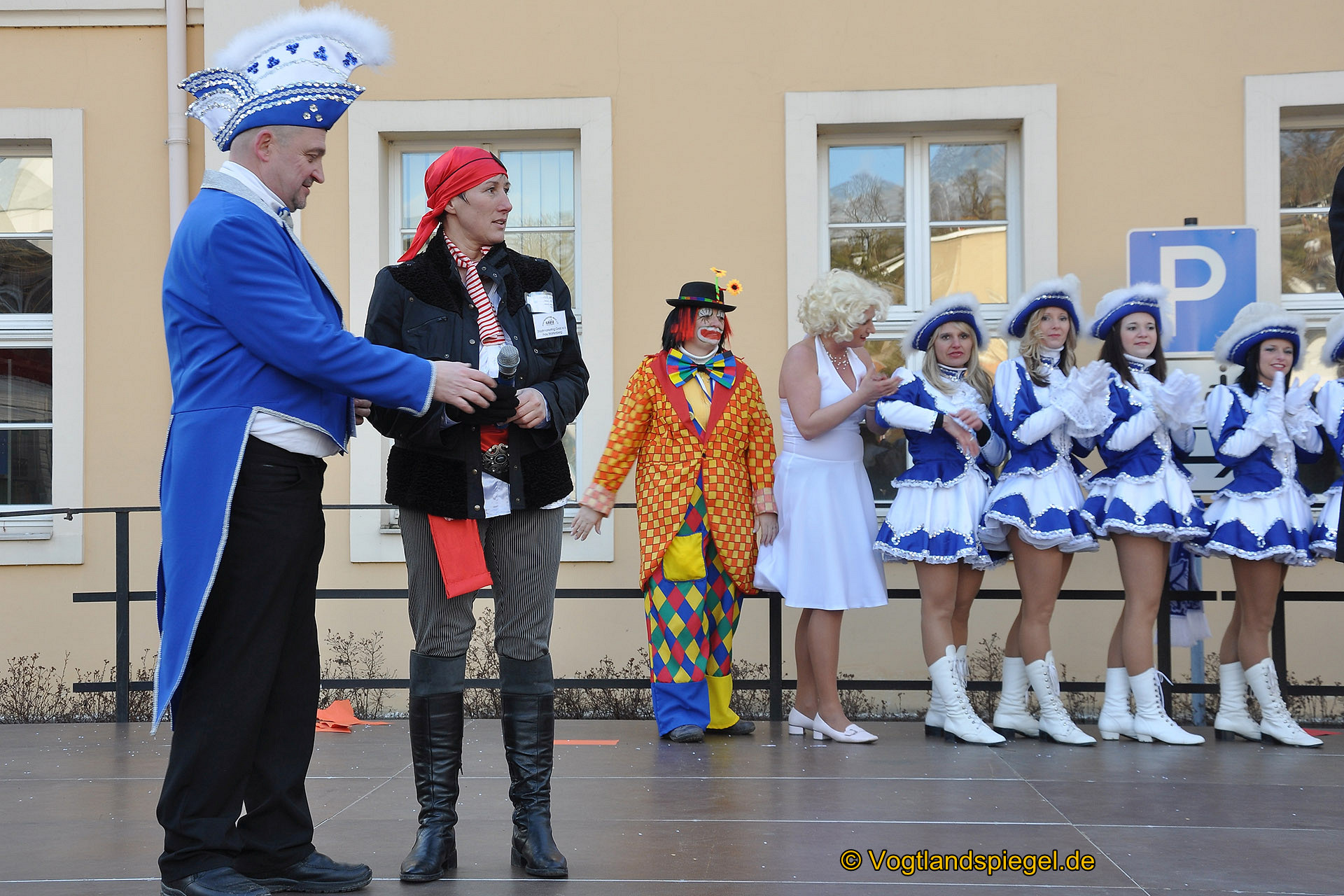 Achtzehn Vereine präsentieren sich beim 16. Rosenmontagsumzug durch Greiz
