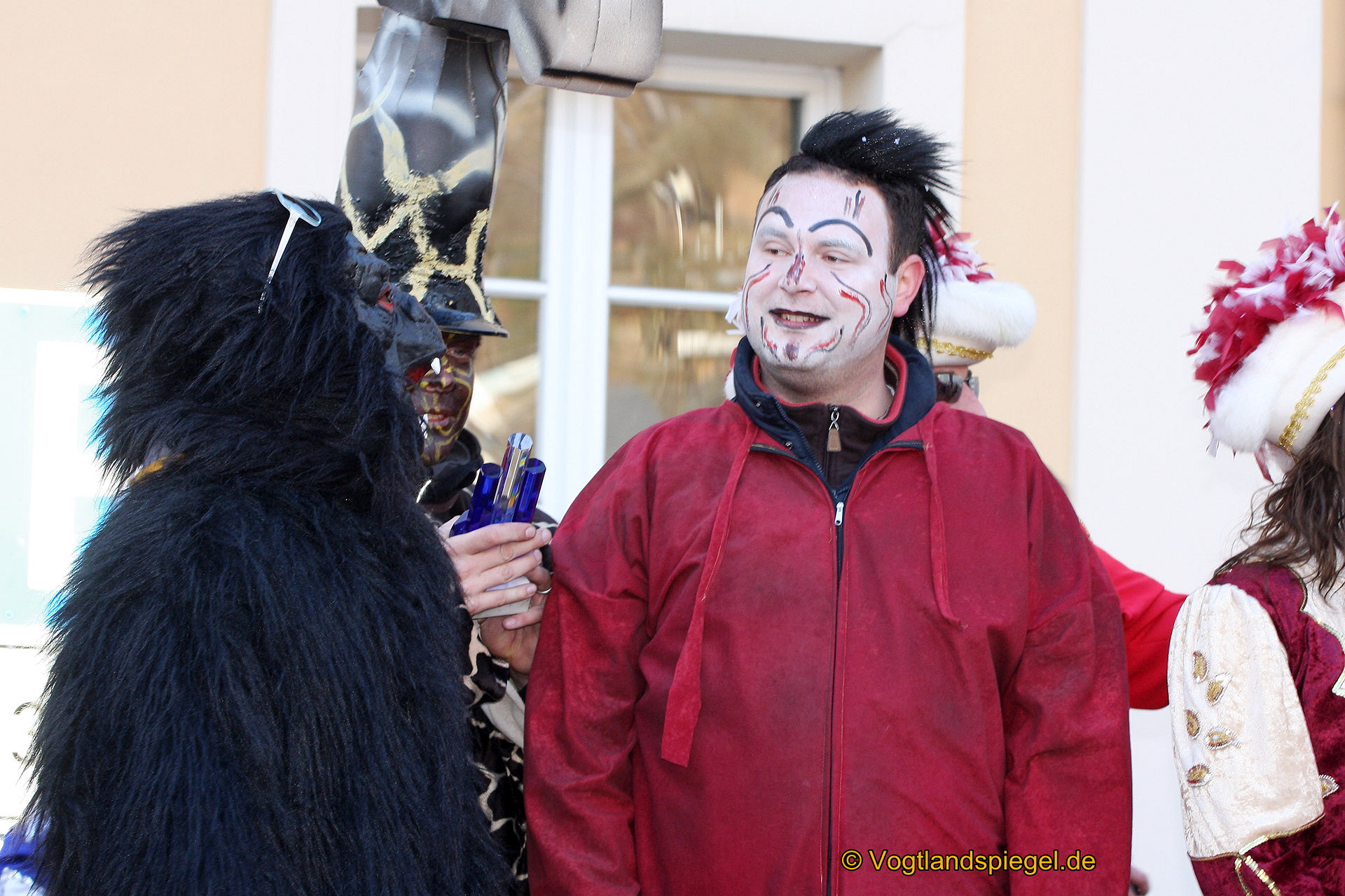 Achtzehn Vereine präsentieren sich beim 16. Rosenmontagsumzug durch Greiz