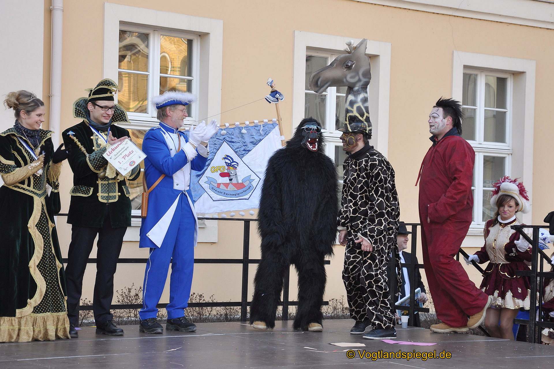 Achtzehn Vereine präsentieren sich beim 16. Rosenmontagsumzug durch Greiz
