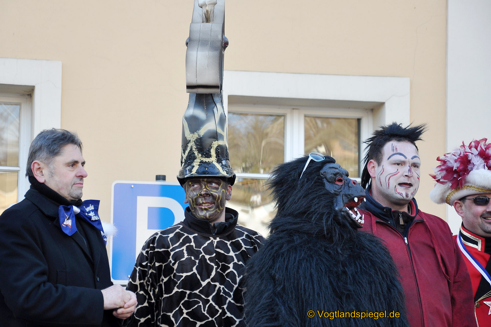 Achtzehn Vereine präsentieren sich beim 16. Rosenmontagsumzug durch Greiz