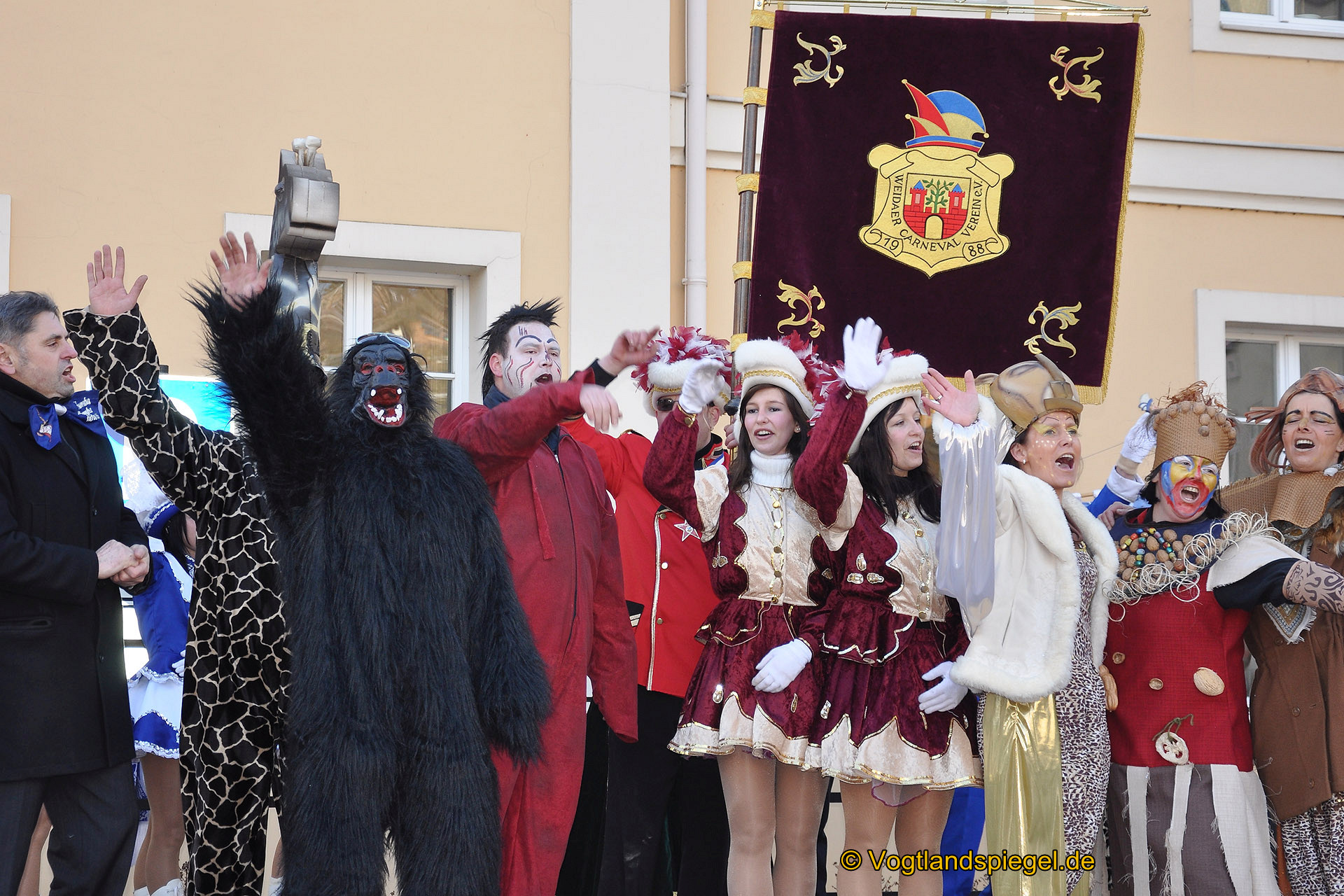 Achtzehn Vereine präsentieren sich beim 16. Rosenmontagsumzug durch Greiz