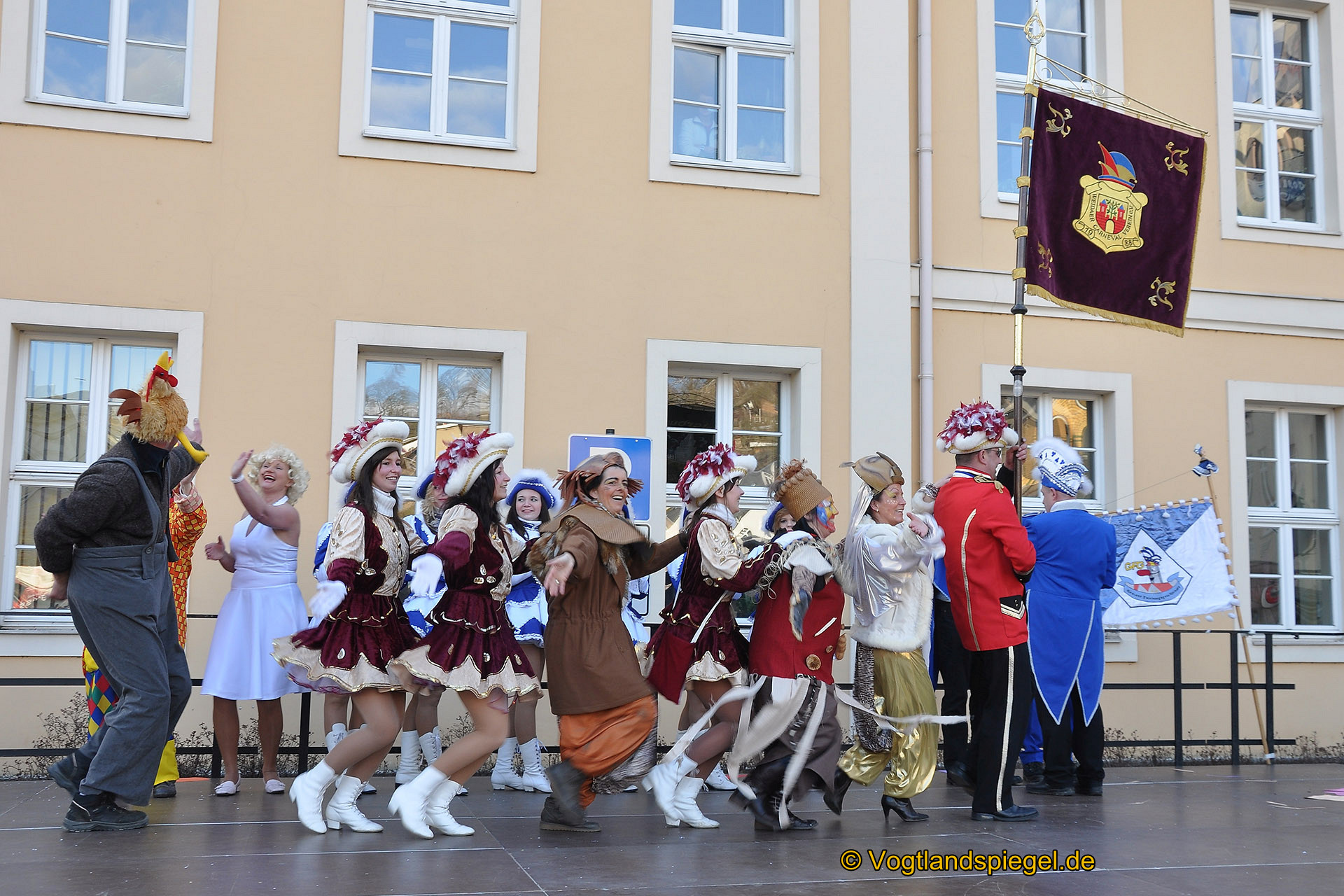 Achtzehn Vereine präsentieren sich beim 16. Rosenmontagsumzug durch Greiz