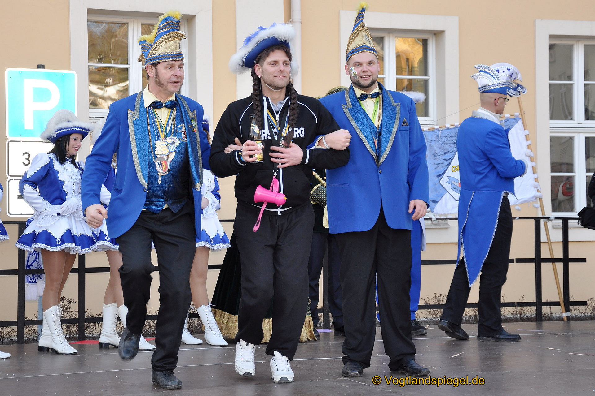 Achtzehn Vereine präsentieren sich beim 16. Rosenmontagsumzug durch Greiz