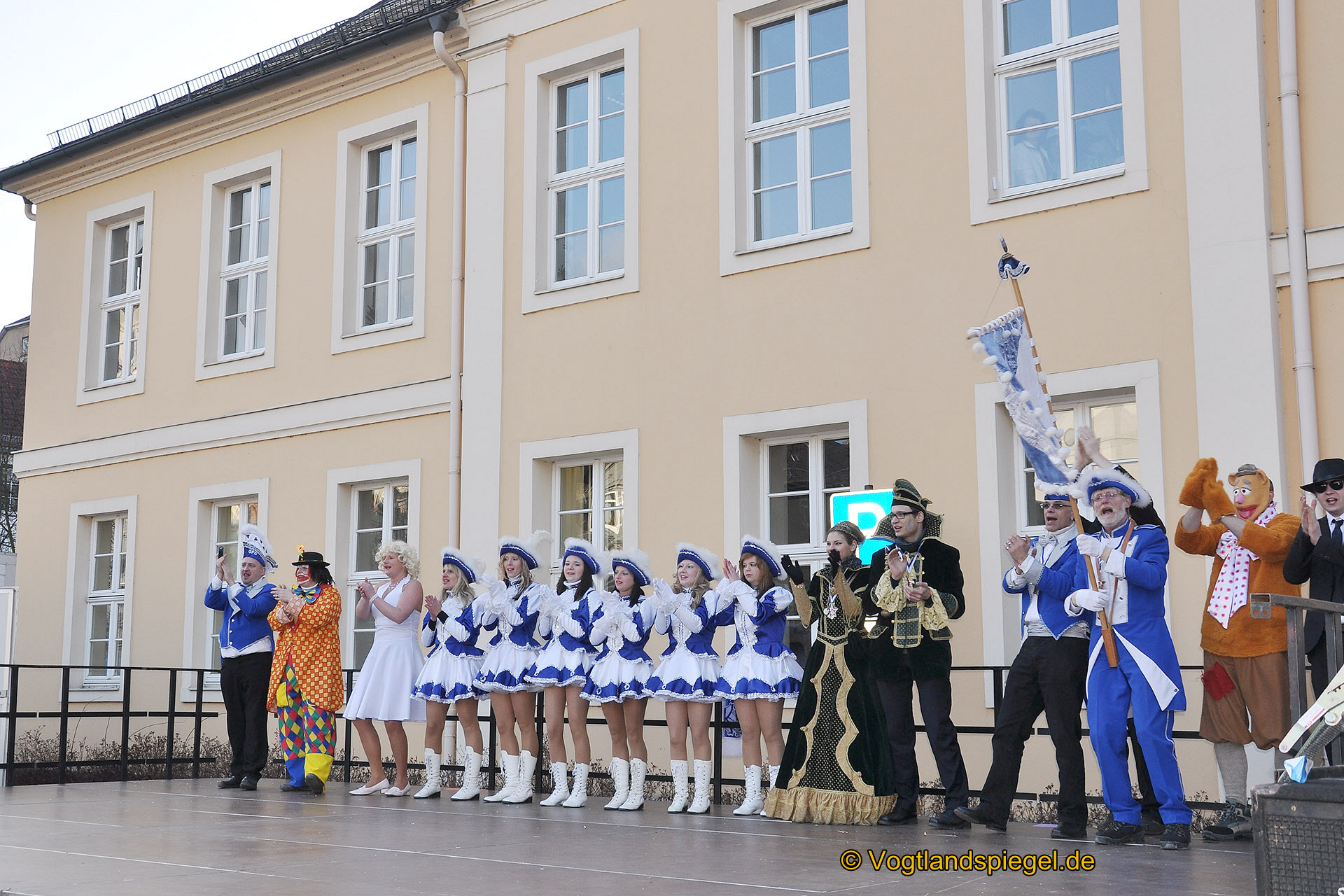 Achtzehn Vereine präsentieren sich beim 16. Rosenmontagsumzug durch Greiz