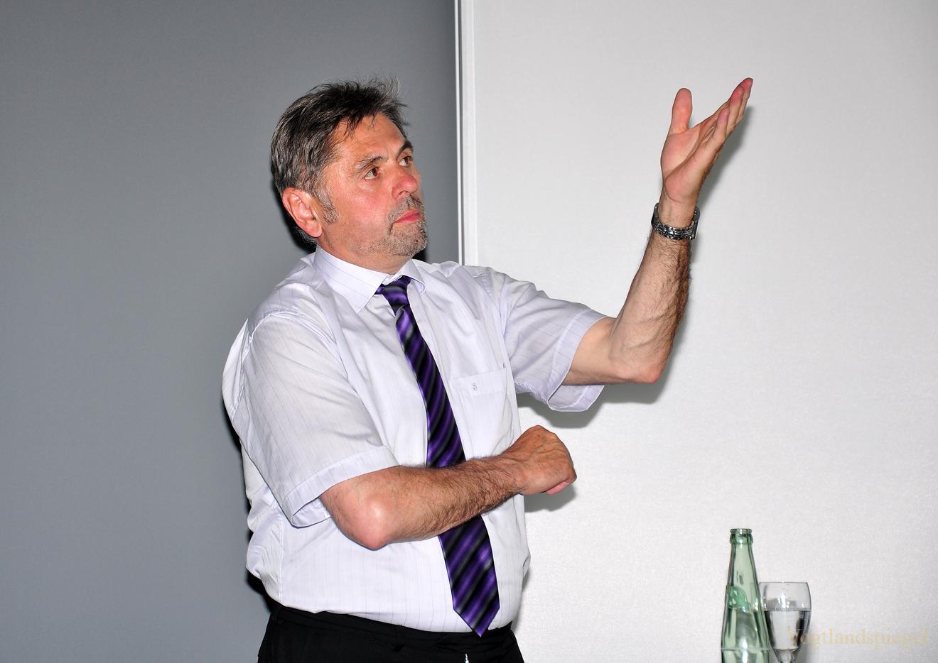 Bürgermeister Gerd Grüner beim vorstellen des Bürgerhaushalts für Greiz